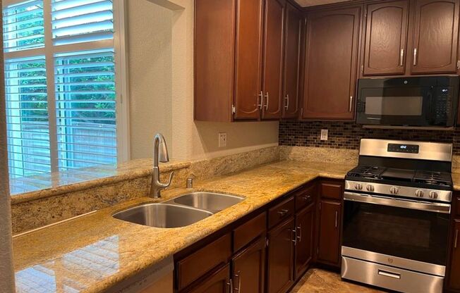 Charming end-unit home in Tamarack Point~ Coventry