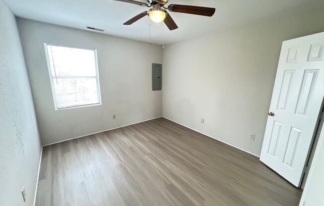 2 beds, 1 bath, $975, Unit Apt #5