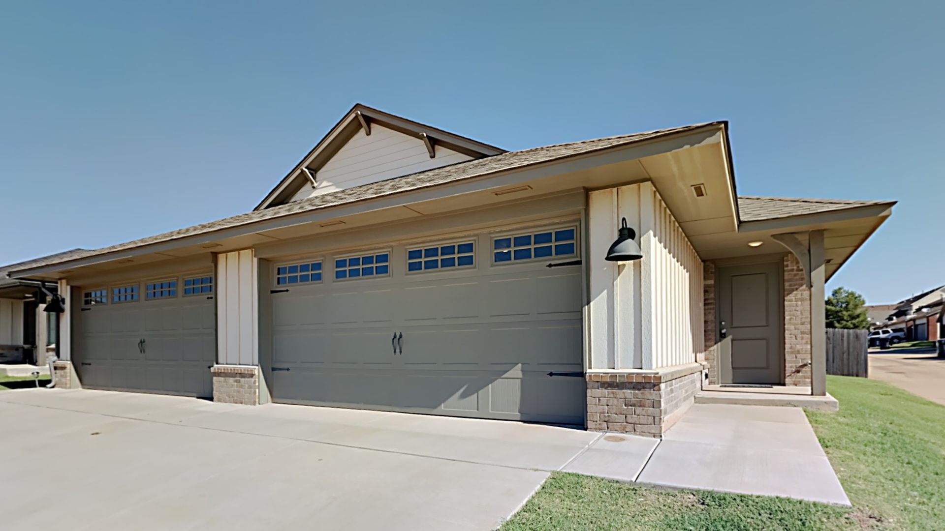 2 Bedroom 2 Bathroom 2 Car Garage Duplex Close to Broadway Extension, a short distance from Edmond and easy access to downtown OKC