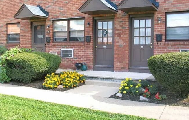 2 beds, 1 bath, $1,900, Unit 206