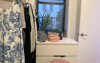 259 W 18 ST