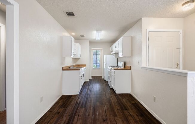 2 Bedroom, 1 Bath Duplex with 1 Car Garage in North Austin Near The Domain, ACC, & North Austin Medical Center
