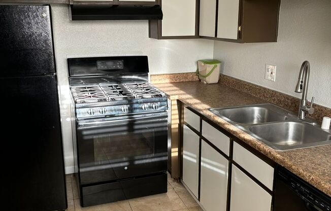 Clean 2 Bedroom / 1 Bathroom Condo in Ridgecrest.  Available for Immediate Lease!