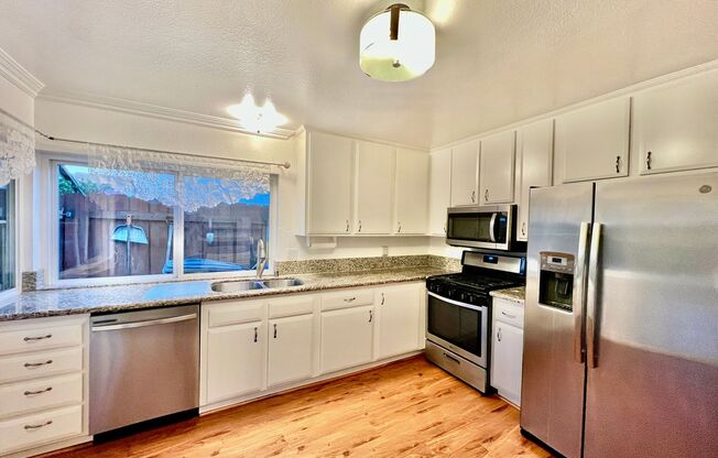 Beautiful 3B/2BA House with Washer/Dryer & Jacuzzi located in the heart of Poway! Move-in special available!