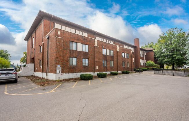 1 bed, 1 bath, 700 sqft, $799, Unit #214