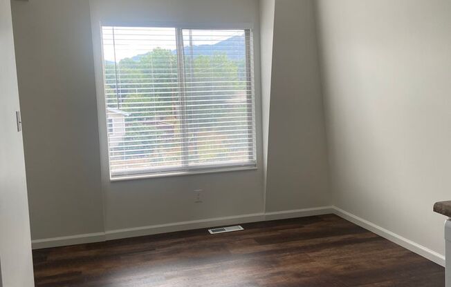 2 beds, 1 bath, 905 sqft, $1,400, Unit 5494-F