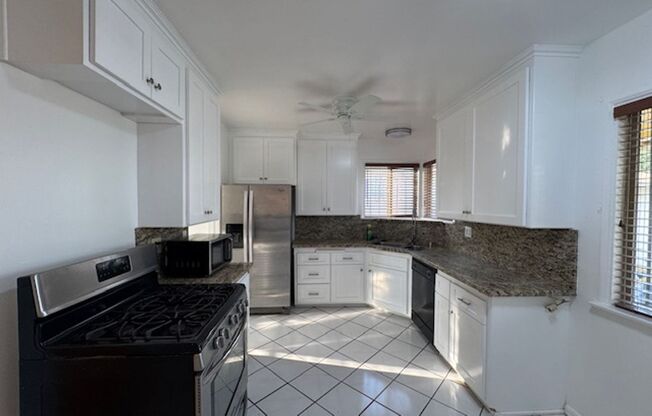 Charming 4bd 3ba House with backyard