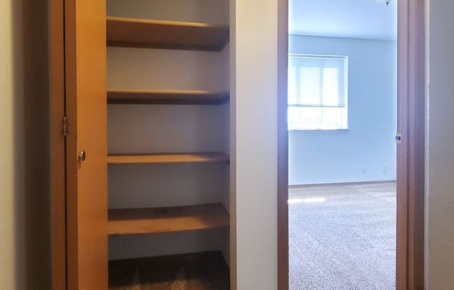 2 beds, 1.5 baths, 896 sqft, $1,495, Unit 660 LaSalle Street #1