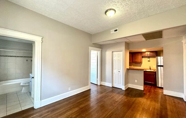 2 beds, 1 bath, 700 sqft, $1,200, Unit Unit 2