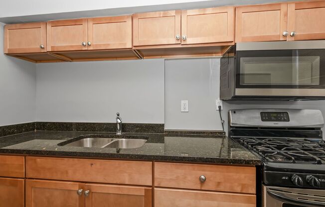2 beds, 1 bath, 1,000 sqft, $1,895, Unit 4236 - 3E