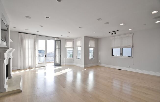 3 Bed 3.5 Bath Town Home For Lease - Walk to Beach