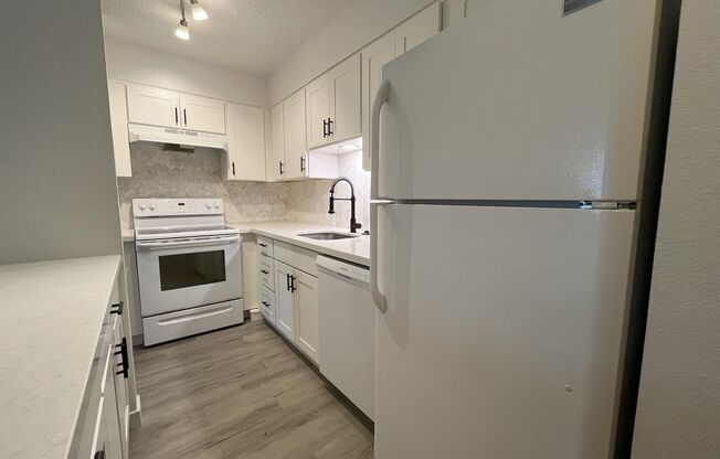 Cozy 1-Bedroom Retreat with Modern Finishes & Washer/Dryer