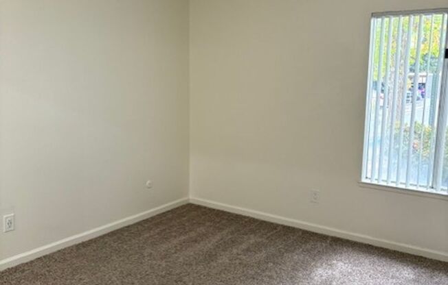 1 bed, 1 bath, 650 sqft, $1,320, Unit 12