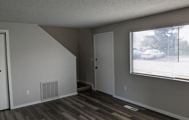 Heritage Manor: Special Offer! Renovated Units, Fenced Yards