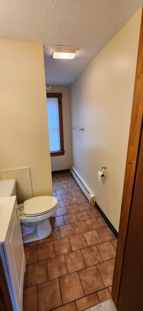 2 beds, 1 bath, $1,700, Unit 2R