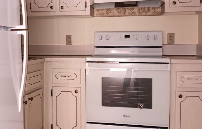 Spacious 2/2 apt, pristine bldg, near 4th St services, shopping & downtown