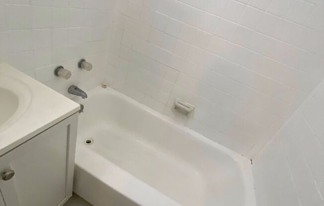 1 bed, 1 bath, $2,200, Unit 5D