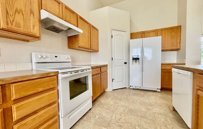 Beautiful 4 Bed, 3 Bath House in Maple Hill!