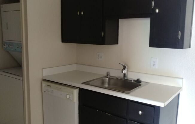 ADORABLE POOLSIDE CONDO IN THE MELROSE!