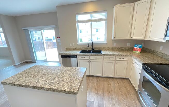 4 beds, 3 baths, $2,550