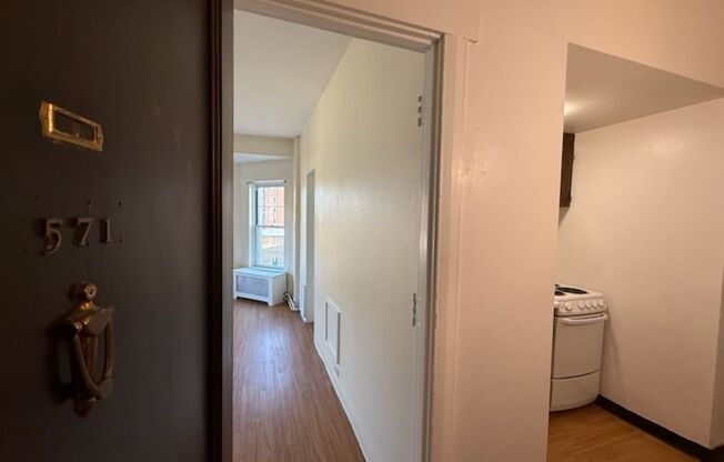 Studio, 1 bath, 295 sqft, $1,275, Unit Old King Edward 571
