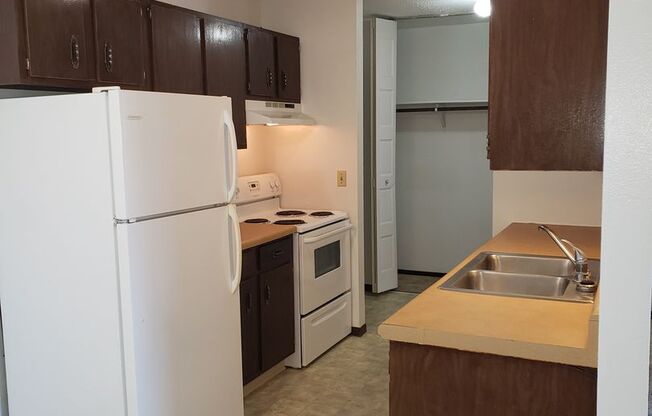 2 beds, 1 bath, $800, Unit 22