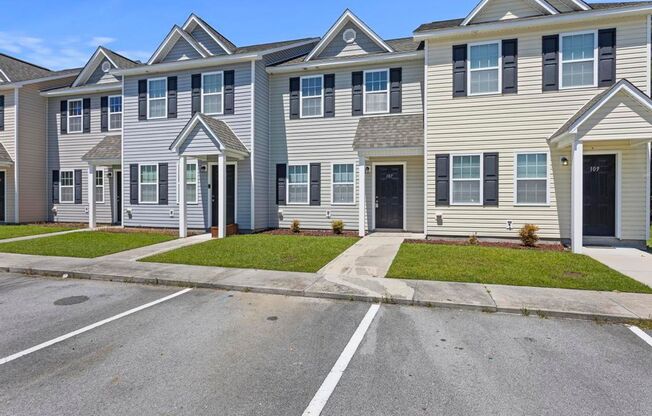 Minutes to OAJ Airport! Newly Remodeled Townhome!