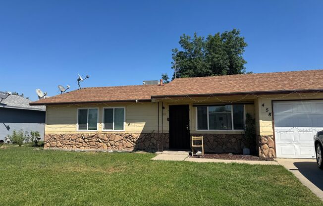 Charming 3 Bed / 2 Bath Dinuba Home with Garage – Only $1,675!