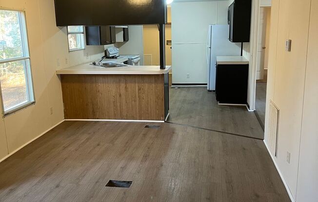 3 beds, 2 baths, $1,050, Unit Lot 4