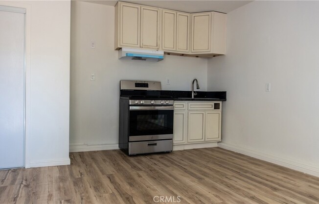 Studio, 1 bath, 400 sqft, $2,000