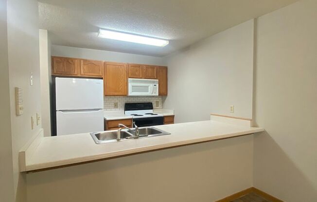 2 beds, 2 baths, 800 sqft, $995, Unit Unit 05