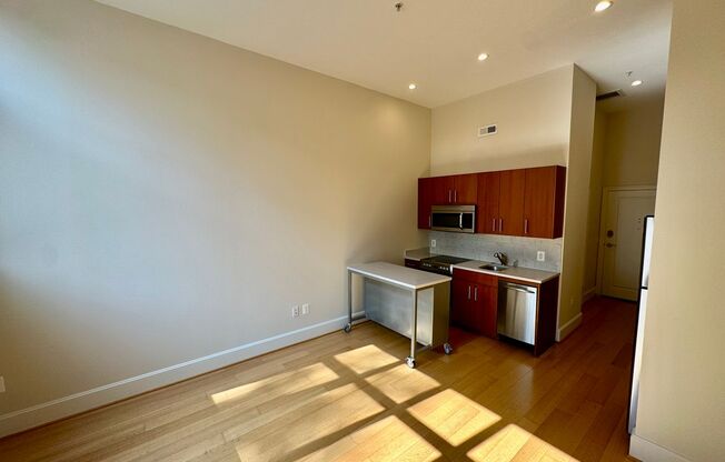Studio, 1 bath, 354 sqft, $1,900, Unit 101