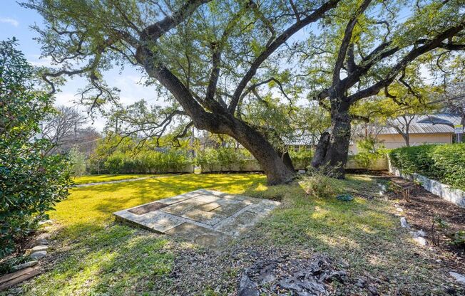 Sprawling Downtown Austin 4/3 home in North University with a gorgeous corner lot!