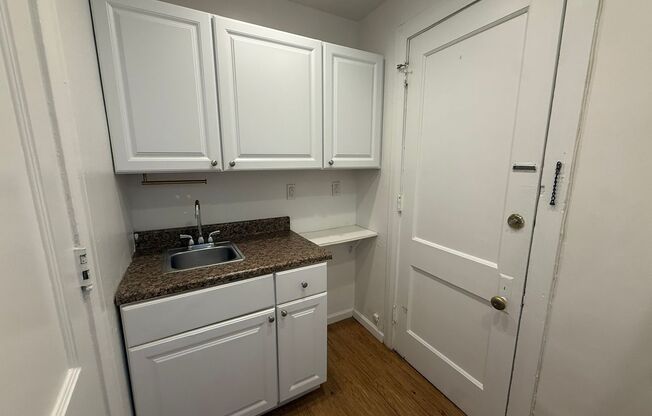 Studio, 1 bath, 295 sqft, $835, Unit Old King Edward 351