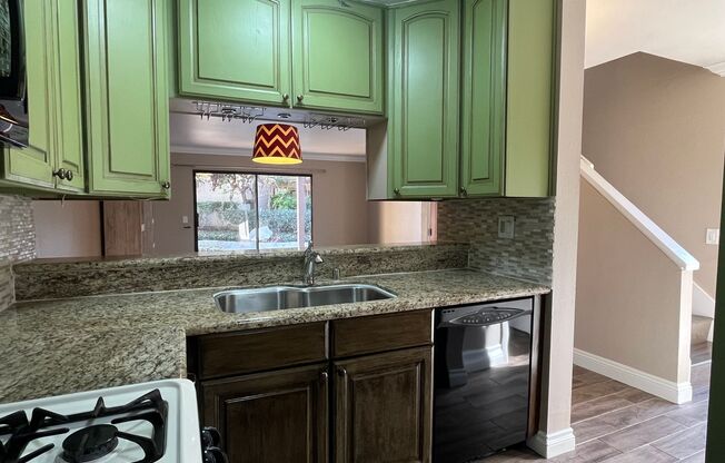 2 bedroom, 1.5 bath townhouse in the heart of Irvine!