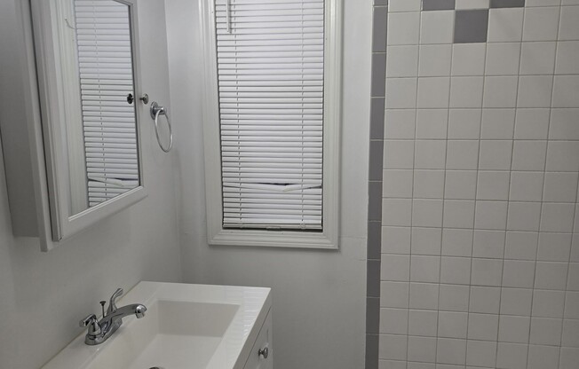 2 beds, 1 bath, 1,300 sqft, $2,700, Unit 1