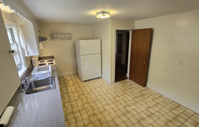 3 beds, 1 bath, 1,250 sqft, $3,200, Unit 2