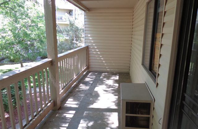 Spacious 1 bed Great location off Sable and Miss. near I-225