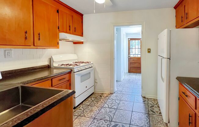 2 beds, 1.5 baths, $1,900