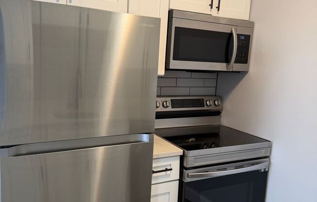 2 beds, 1 bath, 850 sqft, $1,300, Unit 8472-5