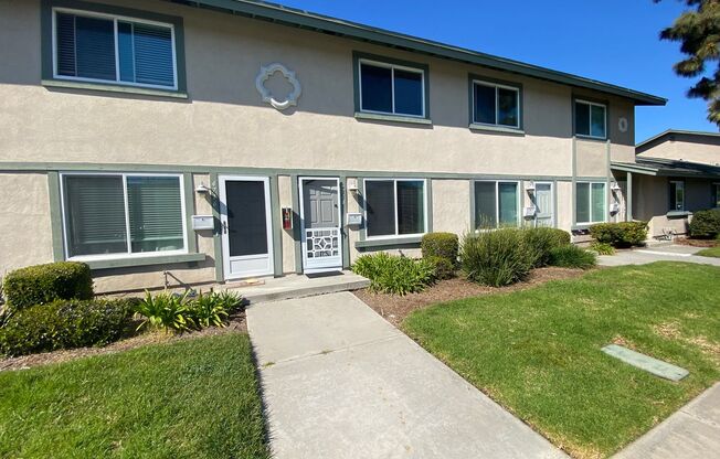 Move in Ready Huntington Beach Townhouse For Rent!