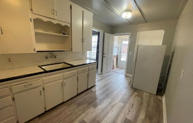 2 beds, 1 bath, $825