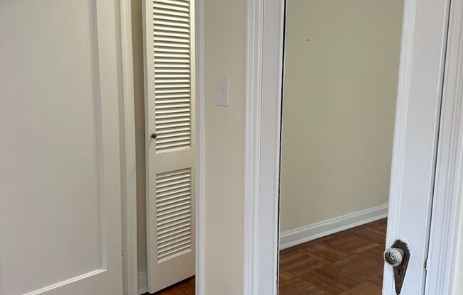 2 beds, 1 bath, 975 sqft, $1,800, Unit Royal York 114