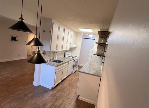 1 bed, 1 bath, 675 sqft, $1,750, Unit B