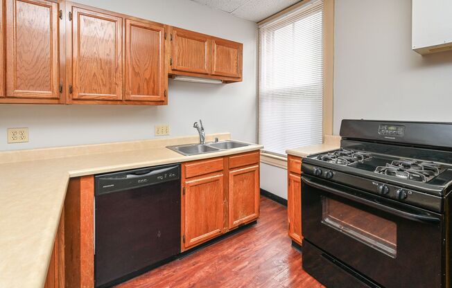 2 beds, 1 bath, $1,495, Unit 32 2