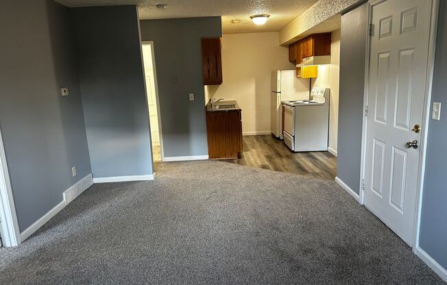 2 beds, 1 bath, $850, Unit 975 Apt 1