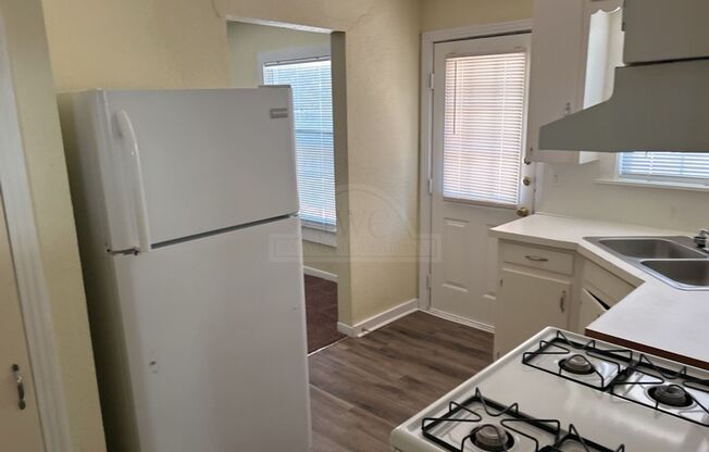 2 beds, 1 bath, $995