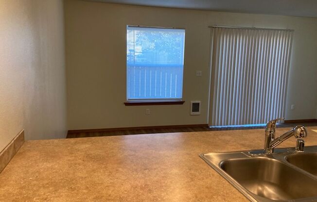 3 beds, 2.5 baths, $1,695, Unit #27