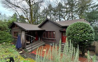 Historic 2-Bedroom Home with Vintage Charm: A Nature Lover’s Retreat in the City!