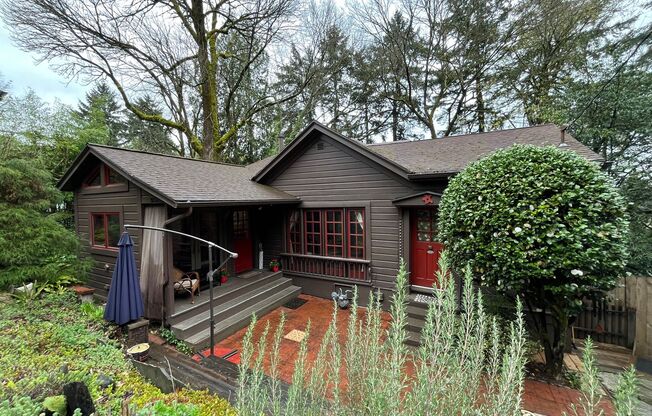 Historic 2-Bedroom Home with Vintage Charm: A Nature Lover’s Retreat in the City!